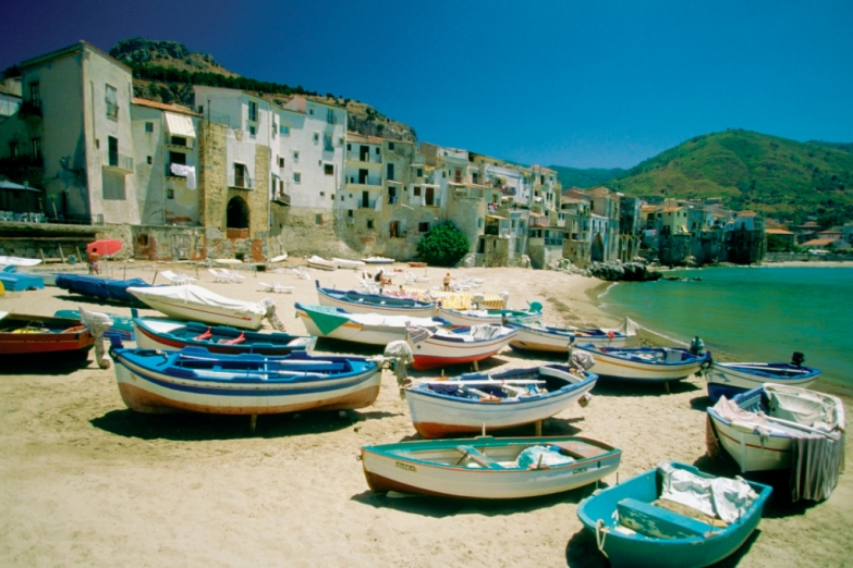 Рыбацкие лодки в гавани Чефалу на Сицилии