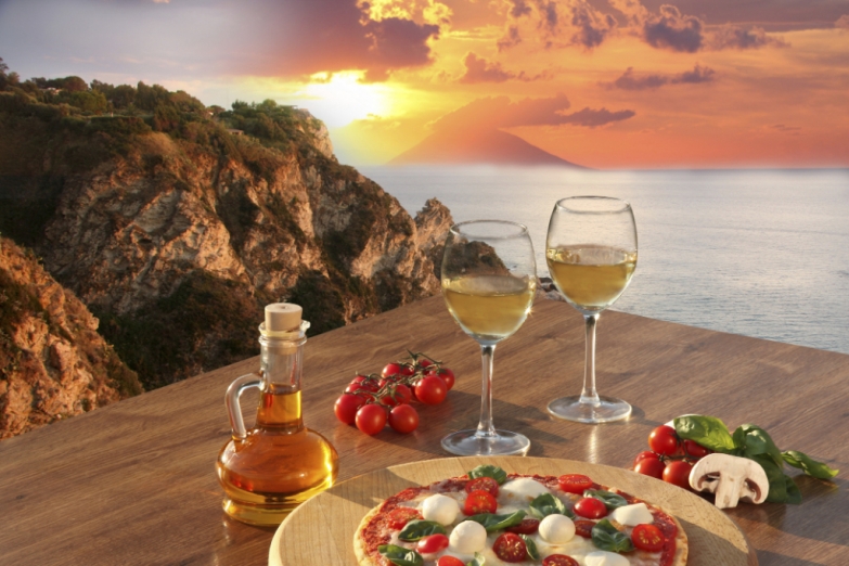 Традиционный итальянский ужин на берегу моря