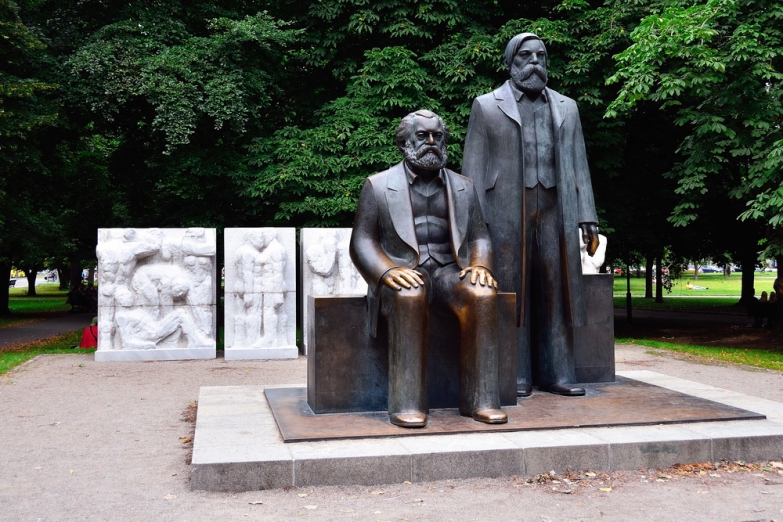 Памятник Марксу и Энгельсу 