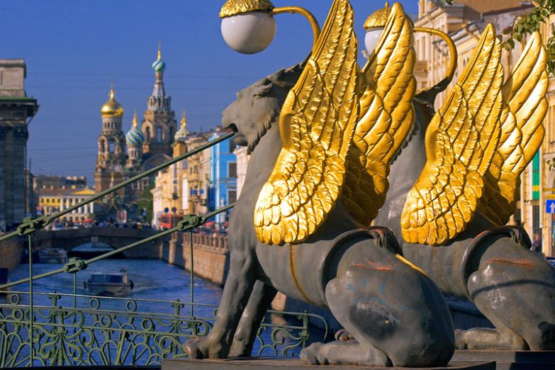Мост с крылатыми львами в Петербурге