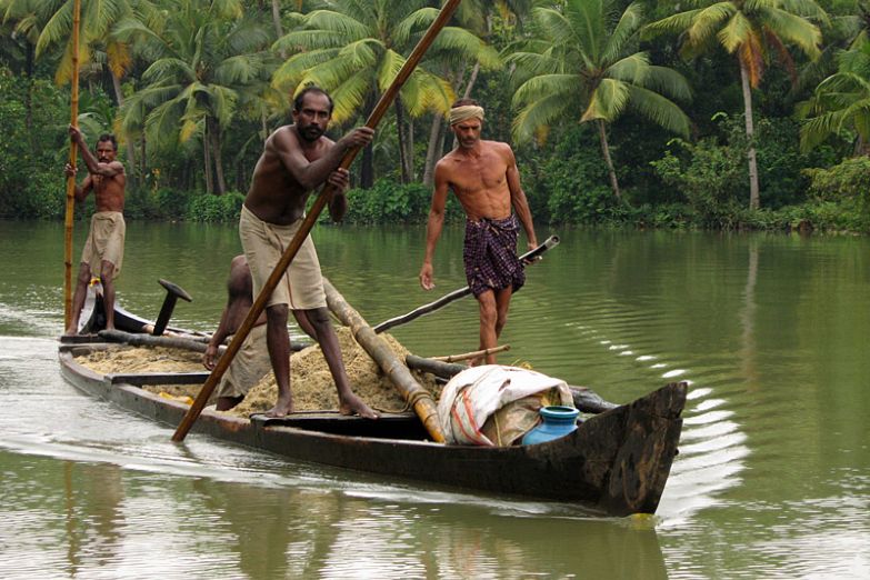 Рыбаки в заводях Кералы