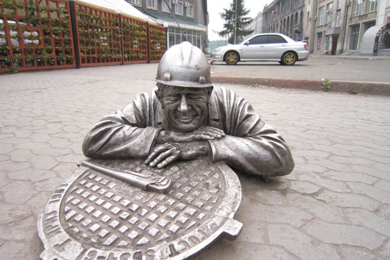 Памятник слесарю в Омске