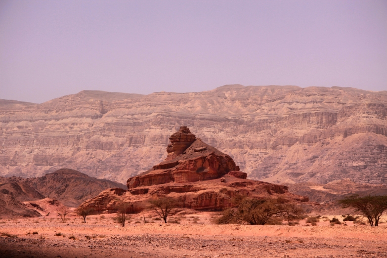 Пустынные скалы рядом с Эйлатом