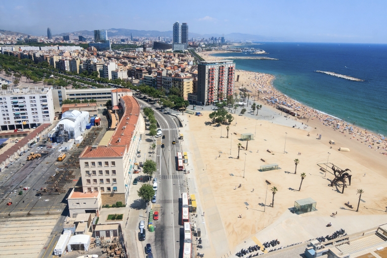 Вид на городской пляж Барселоны