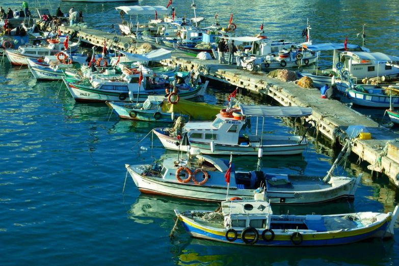 Рыбацкие лодки в Анталии