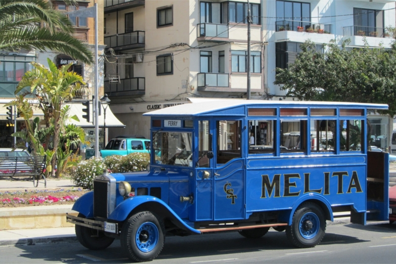 Старинный автобус на улицах Слимы