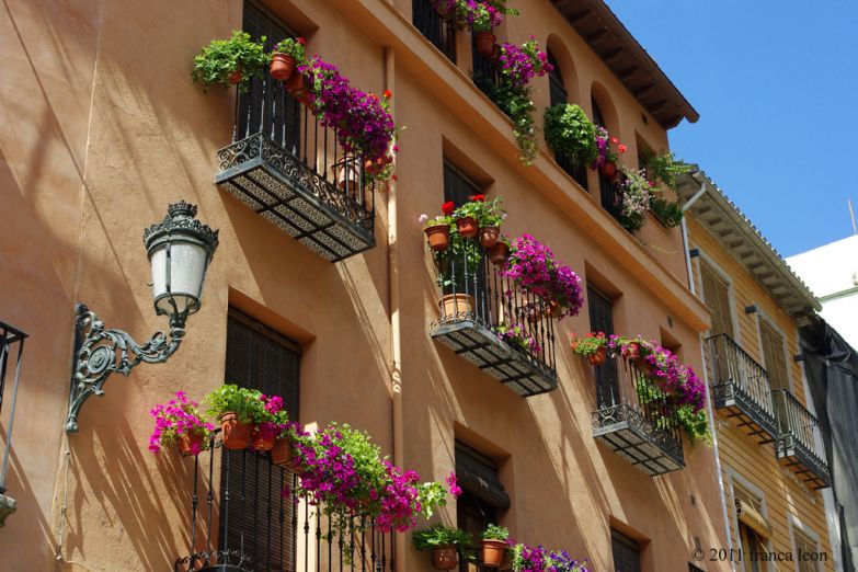 Украшенные цветами традиционные балкончики