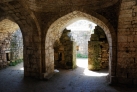 Сохранившиеся каменные своды внутри крепости Нарын-Кала