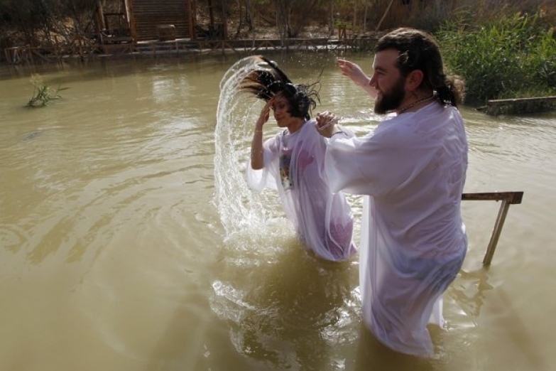 Церемония крещения в водах Иордана
