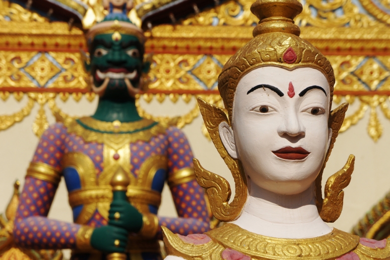 Скульптуры в тайском храме Дхаммикарама