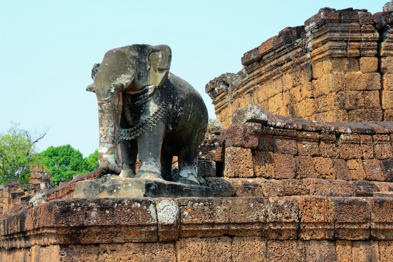Каменная статуя слона