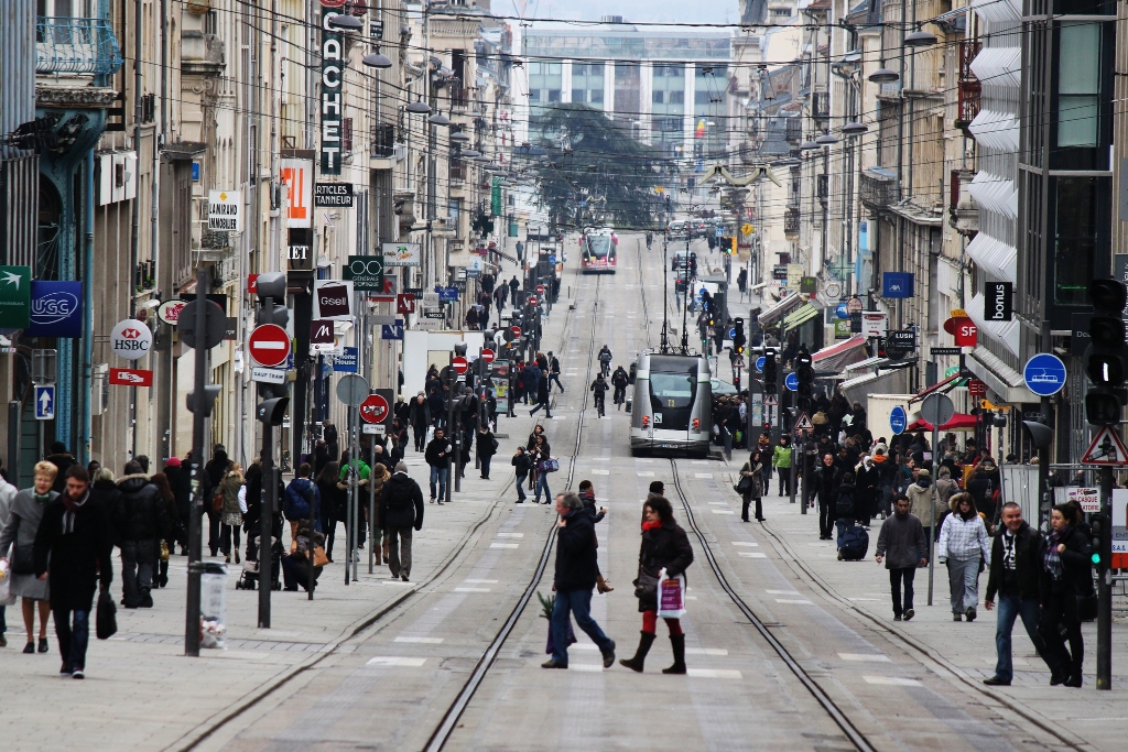 Les passants. Nancy City. Нанси улицы. Нанси фото улиц города. Ville de Nancy куртка.