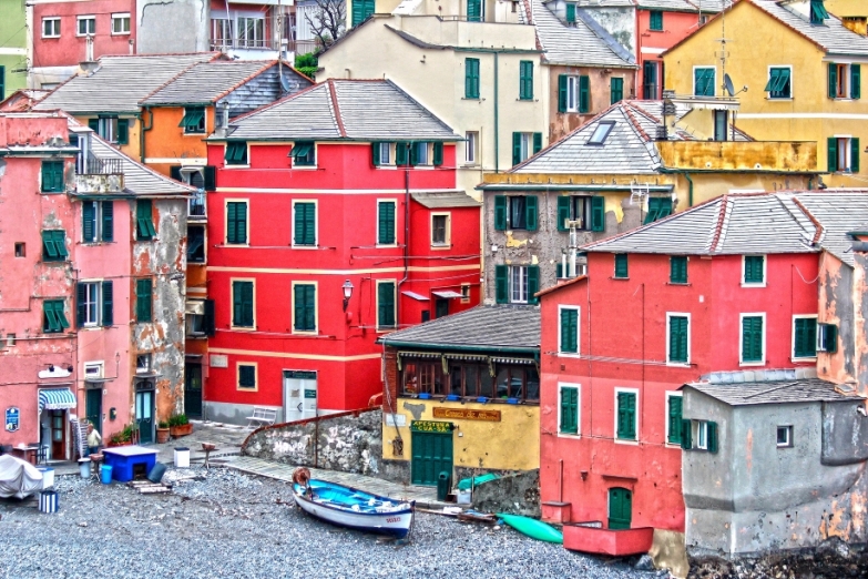 Разноцветные дома в Генуе