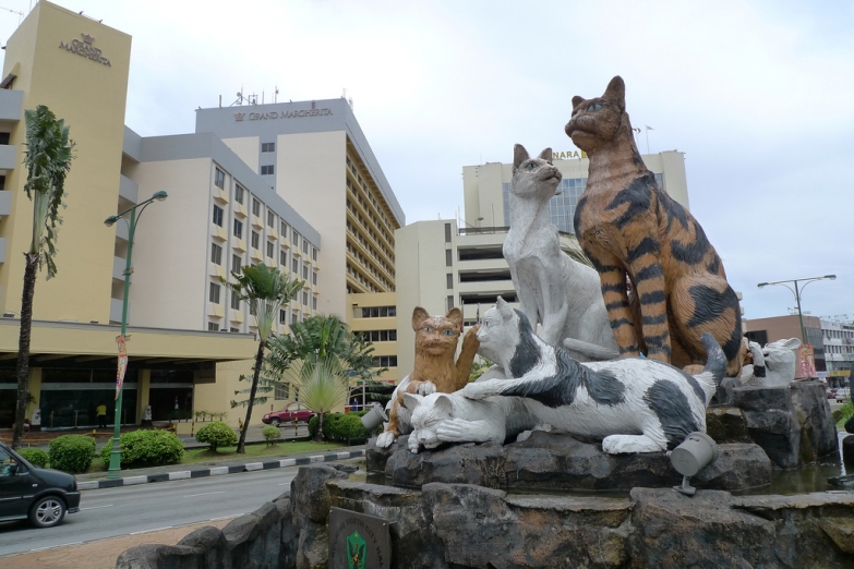 Город Кучинг славится множеством кошачих статуй