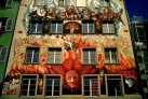 Фреска дома на Штерненплац с героями карнавала