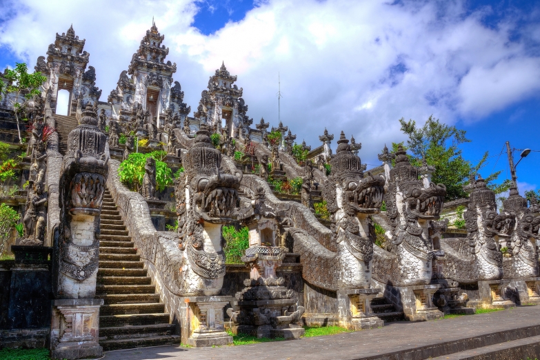 Лестница на входе в храм Pura Dalem Agung Padang Tegal