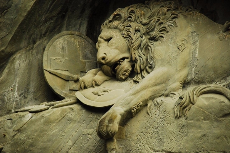 Умирающий лев – скульптура в скале Люцерна