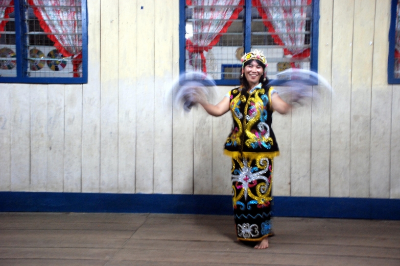 Традиционный танец датун джулуд аборигенов Борнео