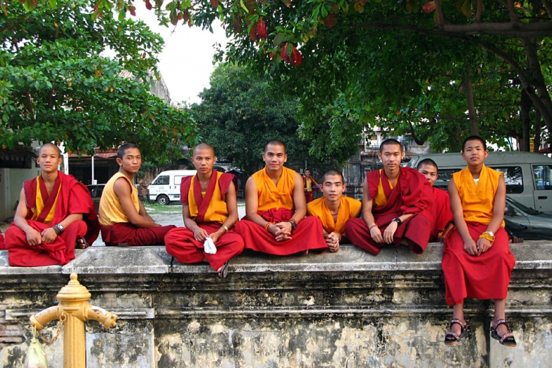 Группа монахов из Непала