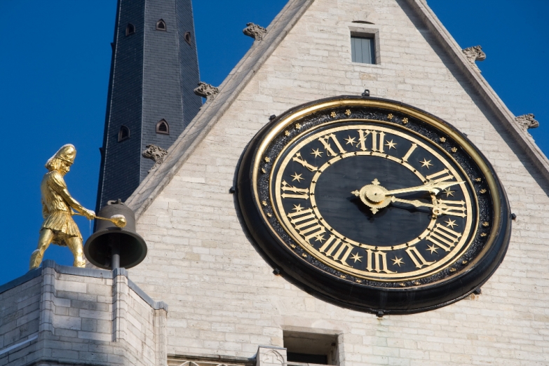 Часы на церкви святого Петра в Левене