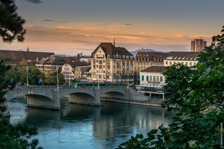 Вид Базеля с Рейна