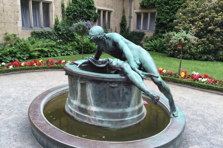 Скульптура Нарцисса в Потсдаме