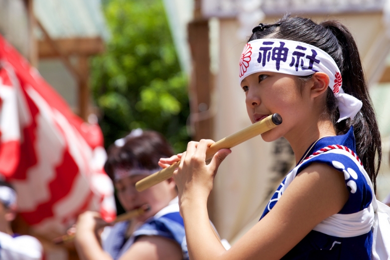 Игра на флейте во время городского фестиваля