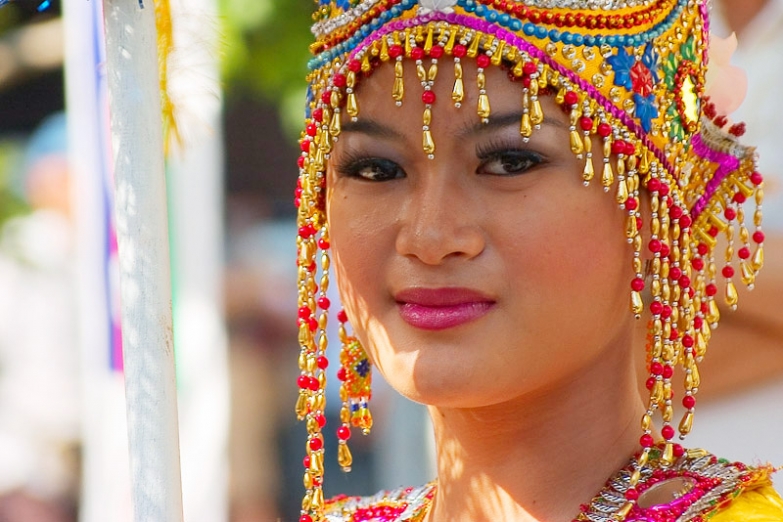 Красавица в традиционном уборе народности баджао