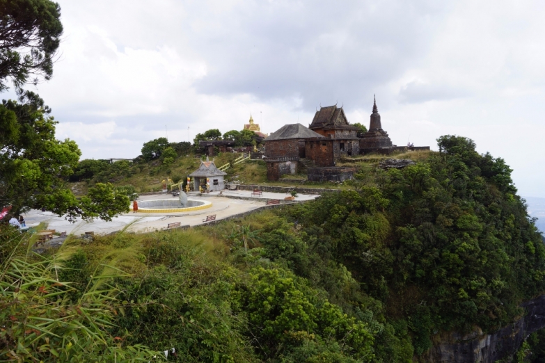 Бокор Хилл. Храм Wat Sampov Pram на краю горы