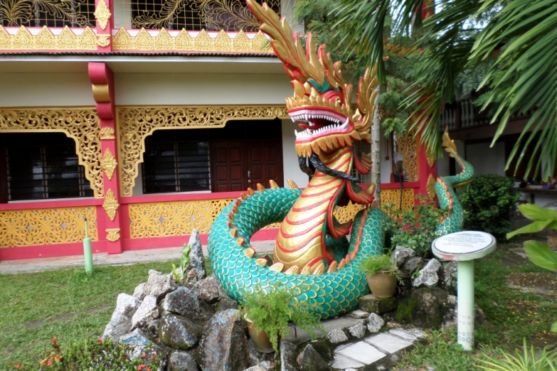 Дракон на входе в китайский храм