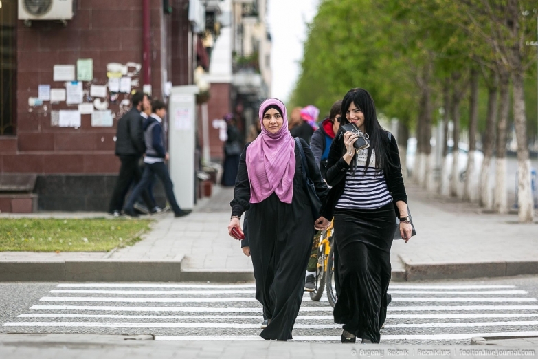 Женщины на улицах Грозного
