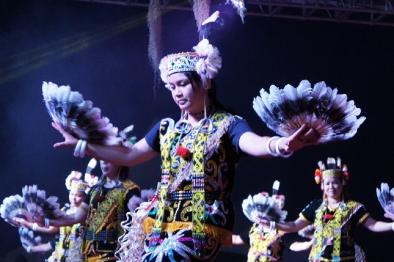 Танцем датун джулуд на Борнео встречают гостей