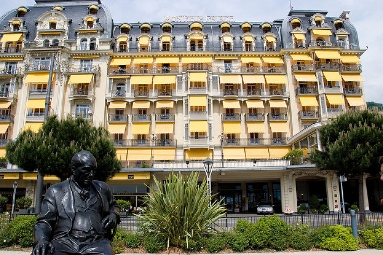Памятник Набокову на фоне отеля Montreux Palace