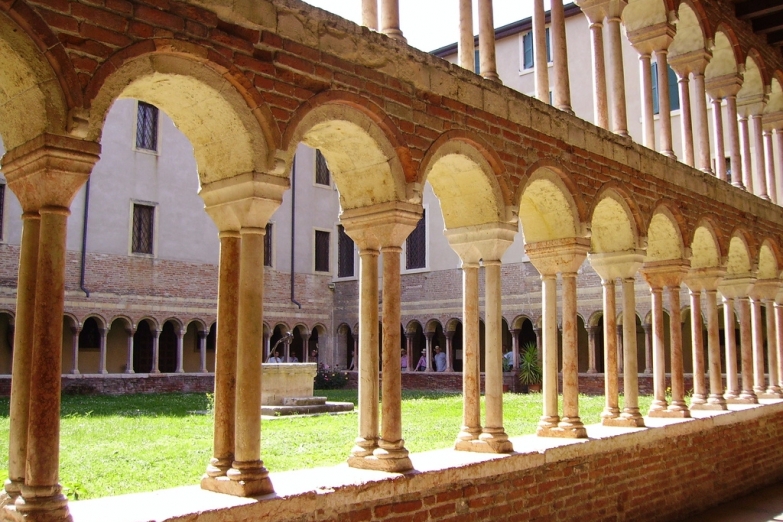 Колоннада базилики San Zeno Maggiore