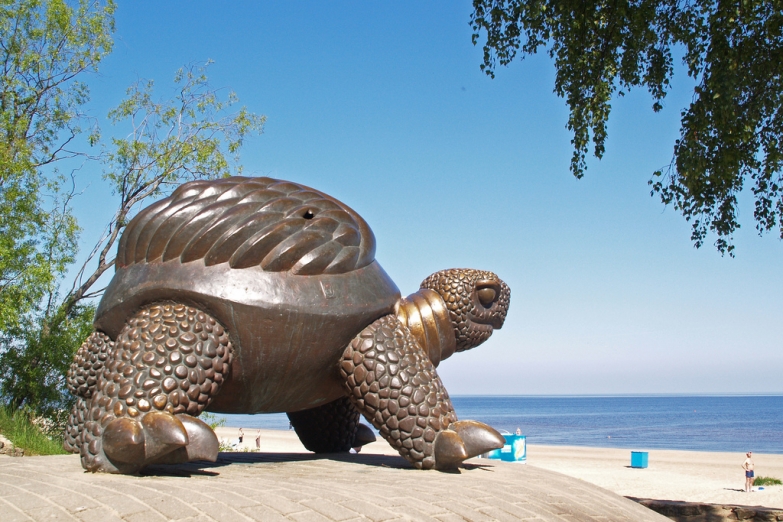 Скульптура при входе на пляж Майори