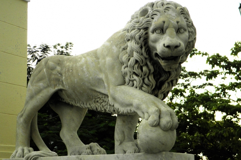 Скульптура льва при входе в парк Хосе Мрти