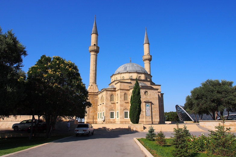 Мечеть с двумя минаретами в Баку