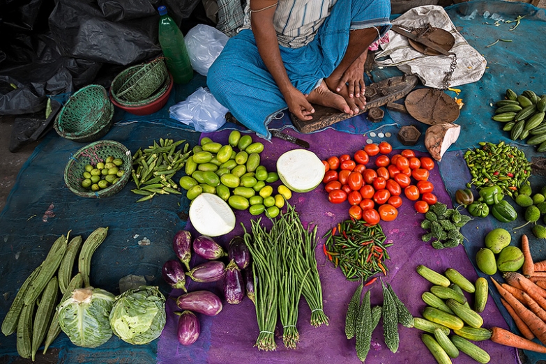 Уличный продавец овощей