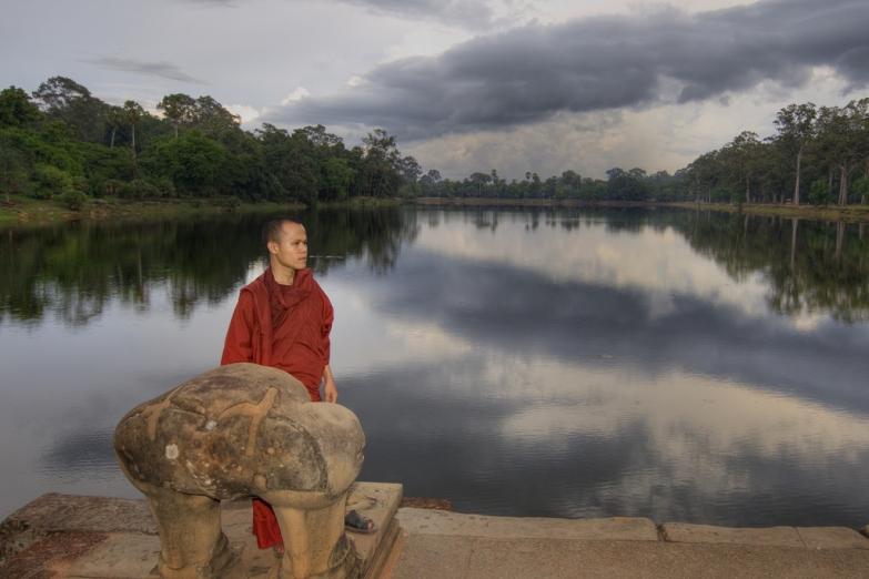 Монах на берегу озера