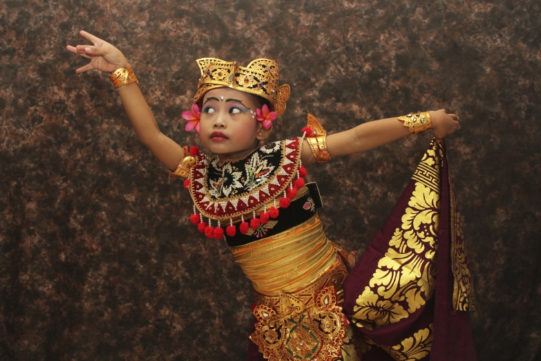 Юная исполнительница традиционных танцев