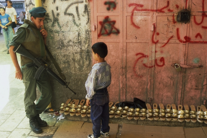 Израильский солдат и арабский мальчик