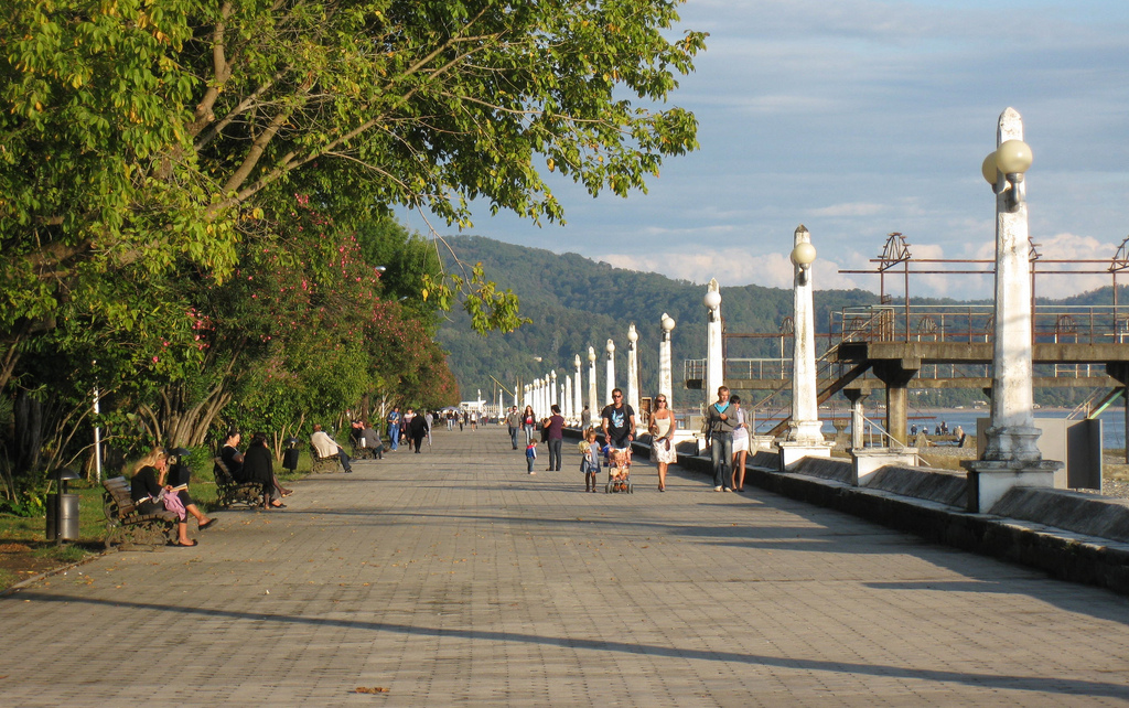 Абхазия фотографии города и пляжей и набережной