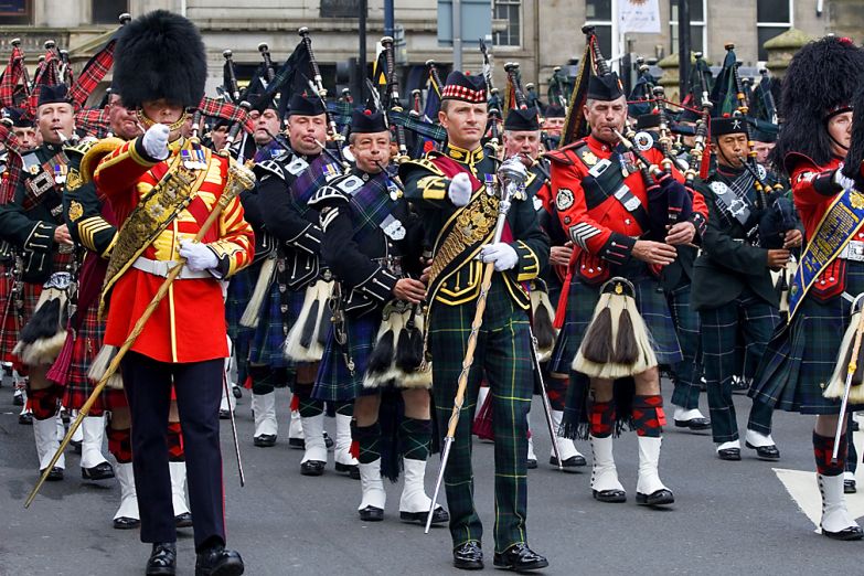 Парад военных волынщиков во время Эдинбургского фестиваля