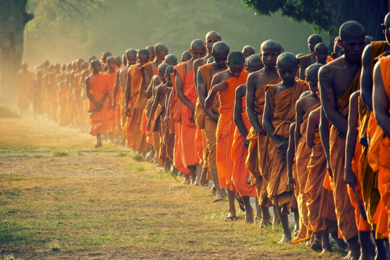 Монахи идут в храм на утреннюю молитву