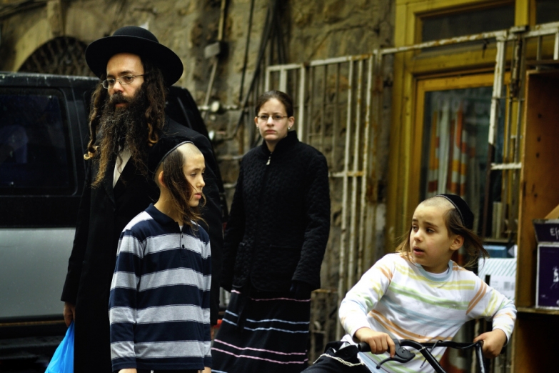 Семья ортодоксальных евреев