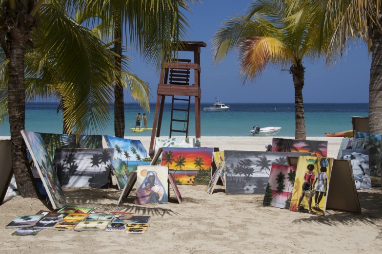 Распродажа картин на пляже