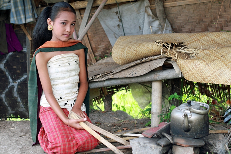 Юная жительница балийской деревни