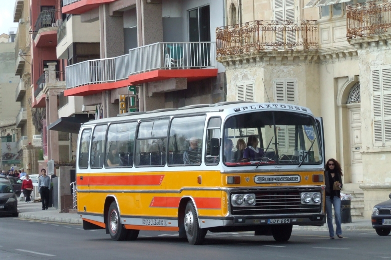 Старый автобус на улицах Сент-Джулианса