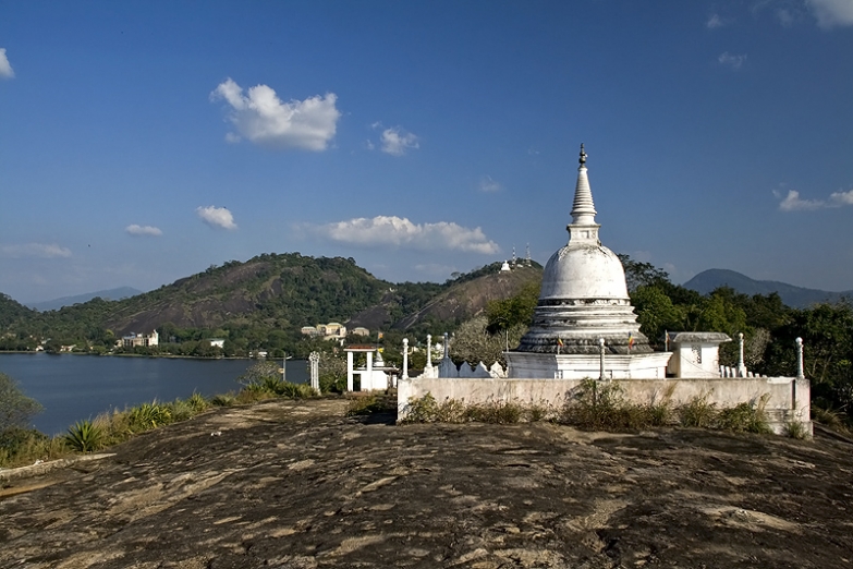 Храм Ridi Vihara у города Курунегала