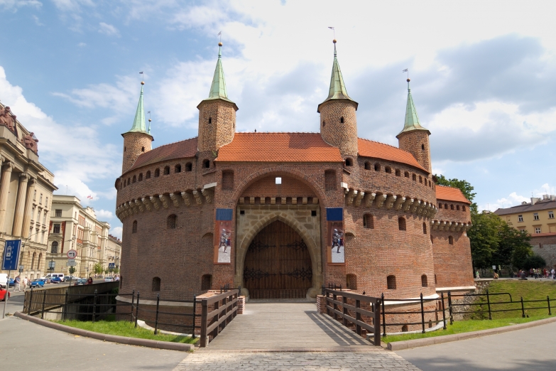 Крепостная башня Барбакан в Кракове